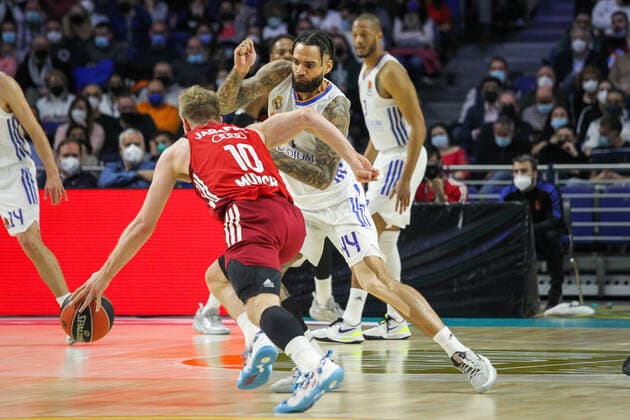 April 8, 2022, MADRID, MADRID, SPAIN: Ognjen Jaramaz of FC Bayern Munchen and Jeffery Taylor of Real Madrid in action during Turkish Airlines Euroleague basketball match between Real Madrid and of FC Bayern Munchen at Wizink Center on April 08, 2022 in Madrid, Spain. MADRID SPAIN - ZUMAa181 20220408_zaa_a181_064 Copyright: xIrinaxR.xHipolitox