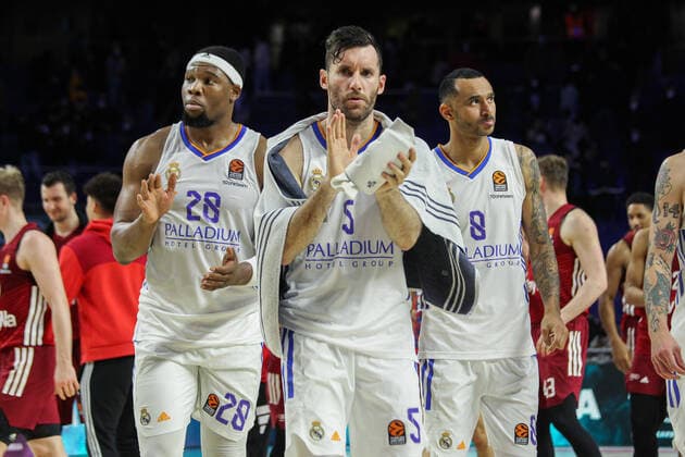 April 8, 2022, MADRID, MADRID, SPAIN: Guerschon Yabusele, Rodolfo Fernandez Farres Rudy and Adam Hanga of Real Madrid gesture after Turkish Airlines Euroleague basketball match between Real Madrid and of FC Bayern Munchen at Wizink Center on April 08, 2022 in Madrid, Spain. MADRID SPAIN - ZUMAa181 20220408_zaa_a181_069 Copyright: xIrinaxR.xHipolitox