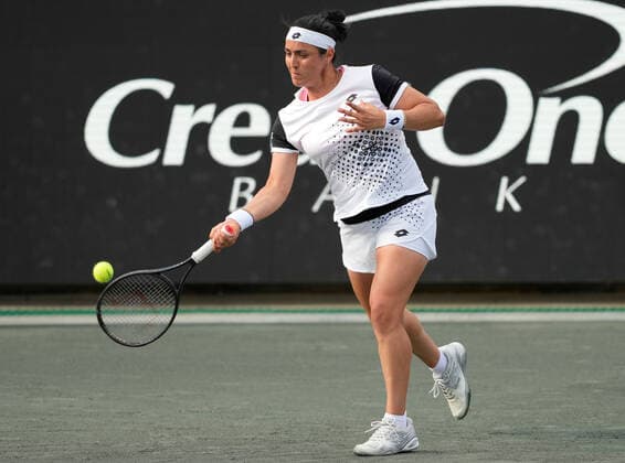 April 8, 2022: Ons Jabeur (TUN) defeated Anhelina Kalinina (UKR) 6-3, 6-2, at the CreditOne Charleston Open being played at Family Circle Tennis Center in Charleston, South Carolina USA Tennisclix CSM Charleston USA - ZUMAc04_ 20220408_zaf_c04_062 Copyright: xLesliexBillmanx