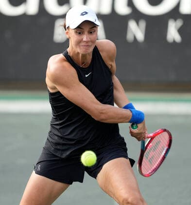 April 8, 2022: Anhelina Kalinina (UKR) loses to Ons Jabeur (TUN), 6-3, 6-2 at the CreditOne Charleston Open being played at Family Circle Tennis Center in Charleston, South Carolina, {USA} Tennisclix CSM Charleston USA - ZUMAc04_ 20220408_zaf_c04_091 Copyright: xLesliexBillmanx
