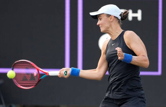 April 8, 2022: Anhelina Kalinina (UKR) loses to Ons Jabeur (TUN), 6-3, 6-2 at the CreditOne Charleston Open being played at Family Circle Tennis Center in Charleston, South Carolina, {USA} Tennisclix CSM Charleston USA - ZUMAc04_ 20220408_zaf_c04_100 Copyright: xLesliexBillmanx