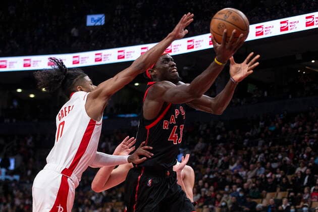 April 8, 2022, Toronto, ON, CANADA: Toronto Raptors Pascal Siakam (right) scores as Houston Rockets Jalen Green defends during first half NBA, Basketball Herren, USA basketball action in Toronto on Friday, April 8, 2022. Pascal Siakam; Jalen Green  - ZUMAc35_ 20220408_zaf_c35_077 Copyright: xChrisxYoungx
