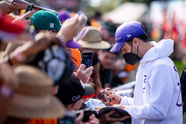Daniel Ricciardo AUS, McLaren F1 Team 3 signs autographs for fans, AUS, Formula 1 Australian Grand Prix, Albert Park Circuit Melbourne, Qualifying Day, 09 04 2022 AUS, Formula 1 Australian Grand Prix, Albert Park Circuit Melbourne, Qualifying Day, 09 04 2022 Copyright: xEibner Memmlerx EP_MMR