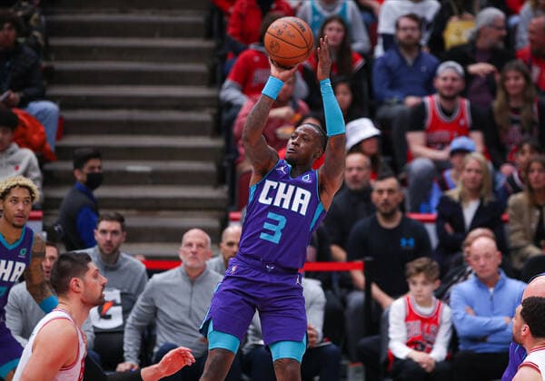 CHICAGO, IL - APRIL 08: Charlotte Hornets guard Terry Rozier (3) shoots a three point basket during a NBA, Basketball Herren, USA game between the Charlotte Hornets and the Chicago Bulls on April 8, 2022 at the United Center in Chicago, IL. (Photo by Melissa Tamez Icon Sportswire) NBA: APR 08 Hornets at Bulls Icon22040816