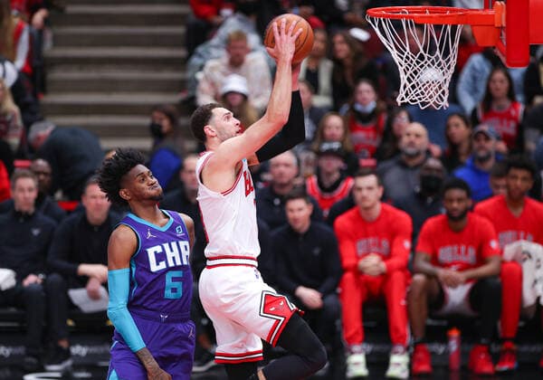 CHICAGO, IL - APRIL 08: Chicago Bulls guard Zach LaVine (8) drives to the basket in action during a NBA, Basketball Herren, USA game between the Charlotte Hornets and the Chicago Bulls on April 8, 2022 at the United Center in Chicago, IL. (Photo by Melissa Tamez Icon Sportswire) NBA: APR 08 Hornets at Bulls Icon22040821