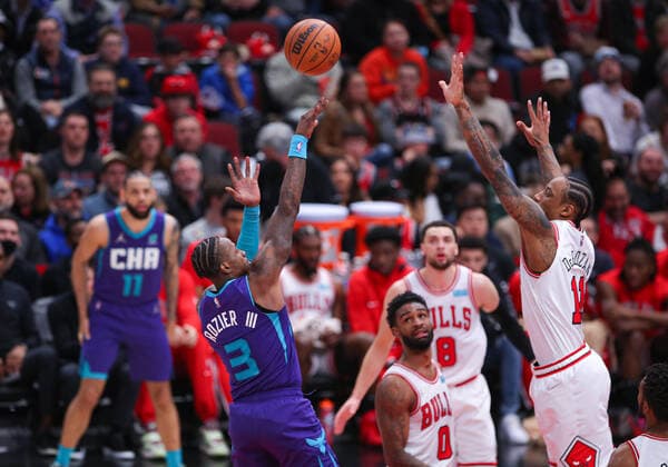 CHICAGO, IL - APRIL 08: Charlotte Hornets guard Terry Rozier (3) shoots the ball over Chicago Bulls forward DeMar DeRozan (11) during a NBA, Basketball Herren, USA game between the Charlotte Hornets and the Chicago Bulls on April 8, 2022 at the United Center in Chicago, IL. (Photo by Melissa Tamez Icon Sportswire) NBA: APR 08 Hornets at Bulls Icon22040833