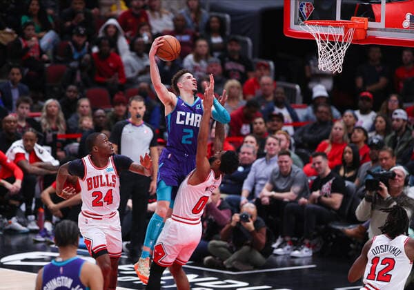 CHICAGO, IL - APRIL 08: Charlotte Hornets guard LaMelo Ball (2) drives to the basket during a NBA, Basketball Herren, USA game between the Charlotte Hornets and the Chicago Bulls on April 8, 2022 at the United Center in Chicago, IL. (Photo by Melissa Tamez Icon Sportswire) NBA: APR 08 Hornets at Bulls Icon22040840