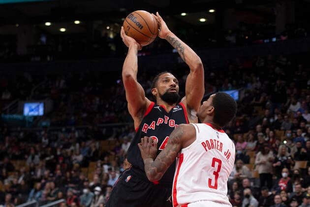 April 8, 2022, Toronto, ON, CAN: Toronto Raptors Khem Birch (left) scores over Houston Rocket Kevin Porter Jr. during first half NBA, Basketball Herren, USA basketball action in Toronto on Friday, April 8, 2022. Khem Birch; Kevin Porter Jr.  - ZUMAc35_ 20220408_zaf_c35_144 Copyright: xChrisxYoungx