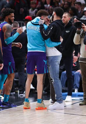 CHICAGO, IL - APRIL 08: Charlotte Hornets guard LaMelo Ball (2) and Chicago Bulls guard Lonzo Ball (2) hug after a NBA, Basketball Herren, USA game between the Charlotte Hornets and the Chicago Bulls on April 8, 2022 at the United Center in Chicago, IL. (Photo by Melissa Tamez Icon Sportswire) NBA: APR 08 Hornets at Bulls Icon22040850