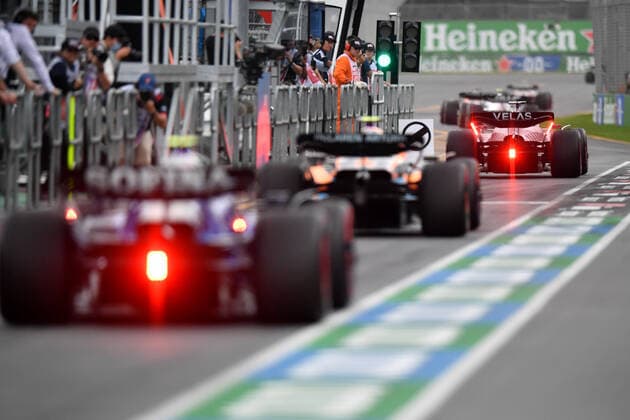 AUSTRALIAN F1 GRAND PRIX, Drivers leave the pits during Practice 3 for the Formula 1 Australian Grand Prix 2022 at the Albert Park Grand Prix Circuit in Melbourne, Saturday, April 9, 2022. ( NO ARCHIVING, EDITORIAL USE ONLY, NO USE IN BOOKS WITHOUT CONSENT MELBOURNE VIC AUSTRALIA  Copyright: xJOELxCARRETTx 20220409001645280707