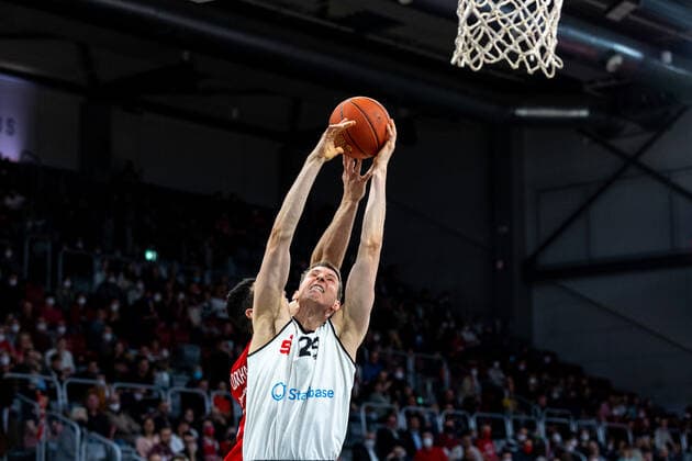Mindaugas Susinskas Niners Chemnitz, 29 , Dominic Lockhart Brose Bamberg, 03 , Brose Bamberg vs Niners Chemnitz, Basketball, easyCredit BBL, 29 Matchday, 08 04 2022 Brose Bamberg vs Niners Chemnitz, Basketball, easyCredit BBL, 29 Matchday, 08 04 2022 Bamberg Copyright: xEIBNER GuenerxSantemizx EP_GSZ