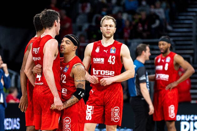 Omar Prewitt Brose Bamberg, 04 , Justin Robinson Brose Bamberg, 12 , Christian Sengfelder Brose Bamberg, 43 , disappointed, disappointment, Brose Bamberg vs Niners Chemnitz, basketball, easyCredit BBL, 29 matchday, 08 04 2022 Brose Bamberg vs Niners Chemnitz, basketball, easyCredit BBL, 29 matchday, 08 04 2022 Bamberg Copyright: xEIBNER GuenerxSantemizx EP_GSZ