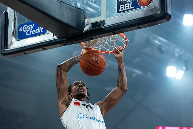 Darion Atkins Niners Chemnitz, 44 , dunking, Brose Bamberg vs Niners Chemnitz, basketball, easyCredit BBL, 29 matchday, 08 04 2022 Brose Bamberg vs Niners Chemnitz, basketball, easyCredit BBL, 29 matchday, 08 04 2022 Bamberg Copyright: xEIBNER GuenerxSantemizx EP_GSZ