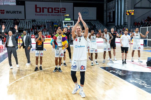 Malte Ziegenhagen Niners Chemnitz, 03 , team, team, cheers, cheers, end of game, Brose Bamberg vs Niners Chemnitz, basketball, easyCredit BBL, 29 match day, 08 04 2022 Brose Bamberg vs Niners Chemnitz, basketball, easyCredit BBL, 29 match day, 08 04 2022 Bamberg Copyright: xEIBNER GuenerxSantemizx EP_GSZ