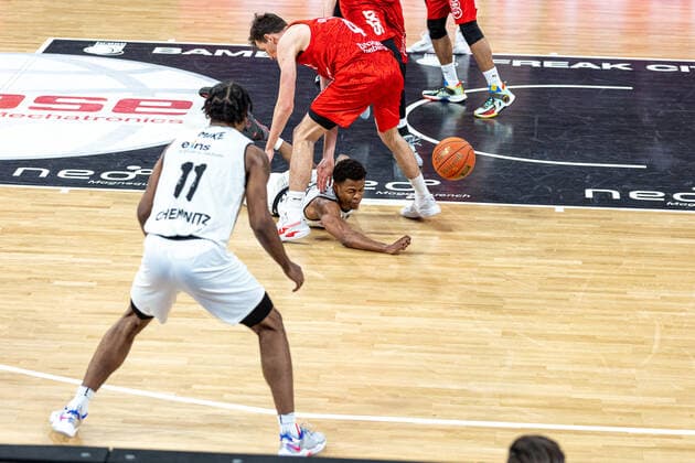 Isiaha Mike Niners Chemnitz, 11 , Eric Washington Niners Chemnitz, 33 , Omar Prewitt Brose Bamberg, 04 , Brose Bamberg vs Niners Chemnitz, Basketball, easyCredit BBL, 29 Matchday, 08 04 2022 Brose Bamberg vs Niners Chemnitz, Basketball, easyCredit BBL, 29 Matchday, 08 04 2022 Bamberg Copyright: xEIBNER GuenerxSantemizx EP_GSZ