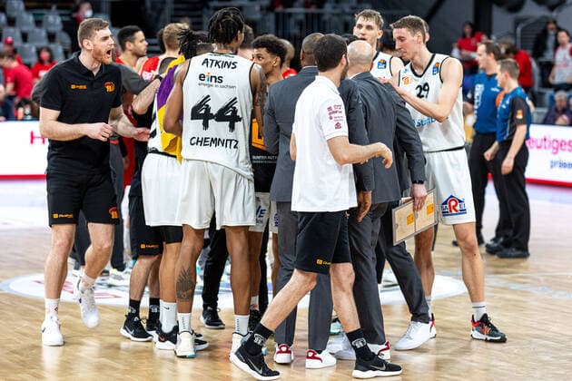 Team, team, cheers, jubilation, end of game, Brose Bamberg vs Niners Chemnitz, basketball, easyCredit BBL, 29 match day, 08 04 2022 Brose Bamberg vs Niners Chemnitz, basketball, easyCredit BBL, 29 match day, 08 04 2022 Bamberg Copyright: xEIBNER GuenerxSantemizx EP_GSZ