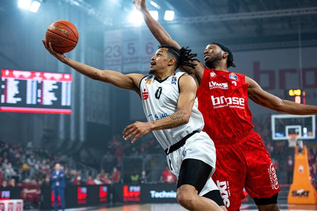 Nelson Weidemann Niners Chemnitz, 00 , Akil Mitchell Brose Bamberg, 08 , Brose Bamberg vs Niners Chemnitz, basketball, easyCredit BBL, 29 match day, 08 04 2022 Brose Bamberg vs Niners Chemnitz, basketball, easyCredit BBL, 29 match day, 08 04 2022 Bamberg Copyright: xEIBNER GuenerxSantemizx EP_GSZ