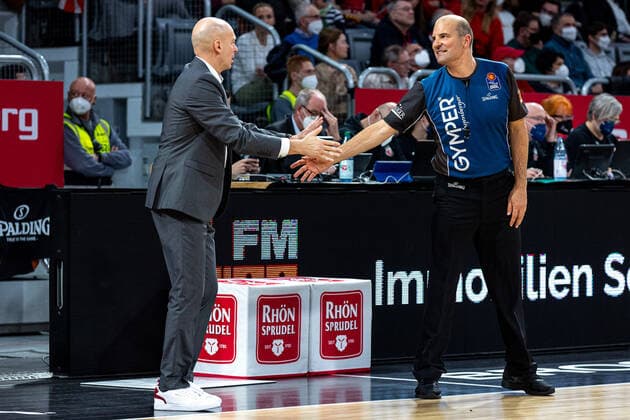 Rodrigo Pastore Niners Chemnitz, Coach , Nesa Kovacevic Referee , Brose Bamberg vs Niners Chemnitz, Basketball, easyCredit BBL, 29 Matchday, 08 04 2022 Brose Bamberg vs Niners Chemnitz, Basketball, easyCredit BBL, 29 Matchday, 08 04 2022 Bamberg Copyright: xEIBNER GuenerxSantemizx EP_GSZ