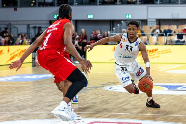 Akil Mitchell Brose Bamberg, 08 , Eric Washington Niners Chemnitz, 33 , Brose Bamberg vs Niners Chemnitz, basketball, easyCredit BBL, 29 match day, 08 04 2022 Brose Bamberg vs Niners Chemnitz, basketball, easyCredit BBL, 29 match day, 08 04 2022 Bamberg Copyright: xEIBNER GuenerxSantemizx EP_GSZ