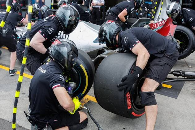 April 9, 2022, Melbourne, Australia: The Mercedes AMG Petronas F1 team practises pit stops ahead of practice session 3 at the 2022 Australian Formula One Grand Prix at Albert Park, Melbourne, Australia. Melbourne Australia - ZUMAl303 20220409_zaf_l303_053 Copyright: xSydneyxLowx