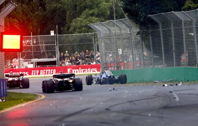 Sport Themen der Woche KW14 Sport Bilder des Tages LATIFI Nicholas (can), Williams Racing FW44, action crash, accident, during the Formula 1 Heineken Australian Grand Prix 2022, 3rd round of the 2022 FIA Formula One World Championship, WM, Weltmeisterschaft on the Albert Park Circuit, from April 8 to 10, 2022 in Melbourne, Australia - F1 - AUSTRALIAN GRAND PRIX 2022 DPPI Panoramic  F12022GP03SAUS_JK293117