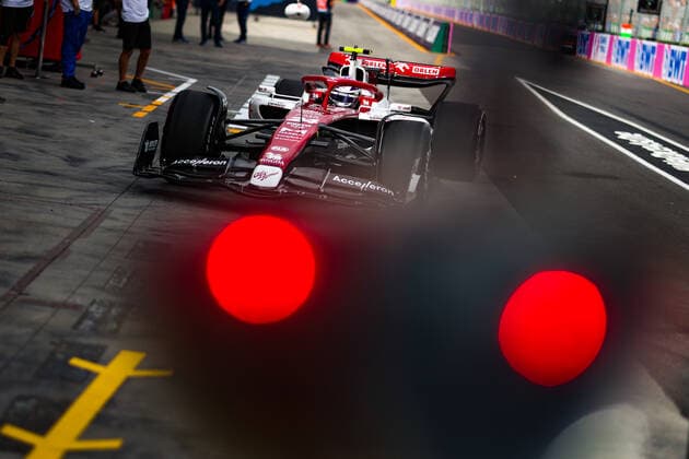 Sport Bilder des Tages 24 ZHOU Guanyu (chi), Alfa Romeo F1 Team ORLEN C42, action during the Formula 1 Heineken Australian Grand Prix 2022, 3rd round of the 2022 FIA Formula One World Championship, WM, Weltmeisterschaft on the Albert Park Circuit, from April 8 to 10, 2022 in Melbourne, Australia - F1 - AUSTRALIAN GRAND PRIX 2022 DPPI Panoramic  00122008_AV6_1842