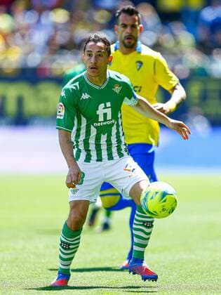 Mandatory Credit: Photo by Pressinphoto Shutterstock (12888148b) Andres Guardado of Real Betis Cadiz CF v Real Betis, La Liga 2021-2022, date 31. Football, Nuevo Mirandilla Stadium, Cadiz, Spain - 9 Apr 2022 EDITORIAL USE ONLY No use with unauthorised audio, video, data, fixture lists (outside the EU), club league logos or live services. Online in-match use limited to 45 images (+15 in extra time). No use to emulate moving images. No use in betting, games or single club league player publications services. Cadiz CF v Real Betis, La Liga 2021-2022, date 31. Football, Nuevo Mirandilla Stadium, Cadiz, Spain - 9 Apr 2022 EDITORIAL USE ONLY No use with unauthorised audio, video, data, fixture lists (outside the EU), club league logos or live services. Online in-match use limited to 45 images (+15 in extra time). No use to emulate moving images. No use in betting, games or  Copyright: xPressinphoto Shutterstockx 12888148b