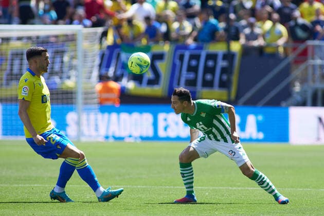 April 9, 2022, CADIZ, CADIZ, SPAIN: Andres Guardado of Real Betis in action during the spanish league, La Liga Santander, football match played between Cadiz CF and Real Betis at Nuevo Mirandilla stadium on April 9, 2022, in Cadiz, Spain. CADIZ SPAIN - ZUMAa181 20220409_zaa_a181_007 Copyright: xJoaquinxCorcherox