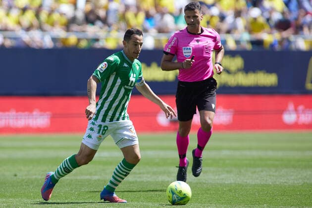 April 9, 2022, CADIZ, CADIZ, SPAIN: Andres Guardado of Real Betis in action during the spanish league, La Liga Santander, football match played between Cadiz CF and Real Betis at Nuevo Mirandilla stadium on April 9, 2022, in Cadiz, Spain. CADIZ SPAIN - ZUMAa181 20220409_zaa_a181_013 Copyright: xJoaquinxCorcherox