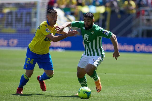 April 9, 2022, CADIZ, CADIZ, SPAIN: Fede San Emeterio of Cadiz and Nabil Fekir of Real Betis in action during the spanish league, La Liga Santander, football match played between Cadiz CF and Real Betis at Nuevo Mirandilla stadium on April 9, 2022, in Cadiz, Spain. CADIZ SPAIN - ZUMAa181 20220409_zaa_a181_015 Copyright: xJoaquinxCorcherox