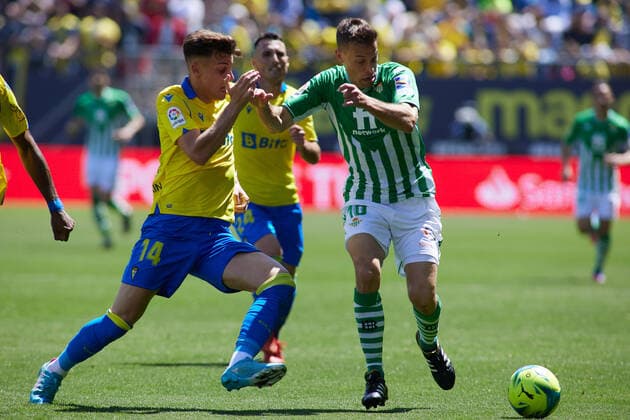 April 9, 2022, CADIZ, CADIZ, SPAIN: Ivan Alejo of Cadiz and Sergio Canales of Real Betis in action during the spanish league, La Liga Santander, football match played between Cadiz CF and Real Betis at Nuevo Mirandilla stadium on April 9, 2022, in Cadiz, Spain. CADIZ SPAIN - ZUMAa181 20220409_zaa_a181_019 Copyright: xJoaquinxCorcherox