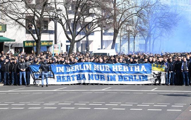 Football, men, 1 Bundesliga, season 2021 22, 29 match day , Hertha BSC 1 FC Union Berlin, fans of Hertha march across Kaiserdamm, 09 04 2022, Copyright: xMatthiasxKochx
