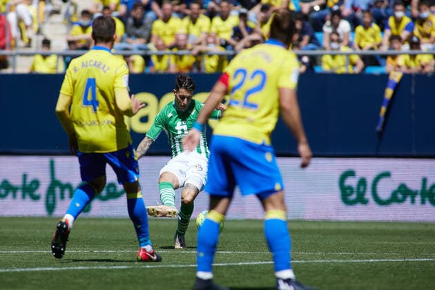 April 9, 2022, CADIZ, CADIZ, SPAIN: Cristian Tello of Real Betis shoots for goal during the spanish league, La Liga Santander, football match played between Cadiz CF and Real Betis at Nuevo Mirandilla stadium on April 9, 2022, in Cadiz, Spain. CADIZ SPAIN - ZUMAa181 20220409_zaa_a181_031 Copyright: xJoaquinxCorcherox