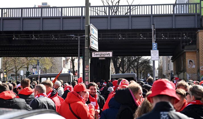 Football, men, 1 Bundesliga, season 2021 22, 29 matchday , Hertha BSC 1 FC Union Berlin, Union fans gather at Savignyplatz, 09 04 2022, Copyright: xMatthiasxKochx