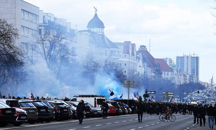 Sport Themen der Woche KW14 Fussball, Herren, 1. Bundesliga, Saison 2021 22, (29. Spieltag), Hertha BSC - 1. FC Union Berlin, Fans von Hertha marschieren über den Kaiserdamm, 09.04. 2022, *** Football, men, 1 Bundesliga, season 2021 22, 29 matchday , Hertha BSC 1 FC Union Berlin, fans of Hertha march across Kaiserdamm, 09 04 2022, Copyright: xMatthiasxKochx
