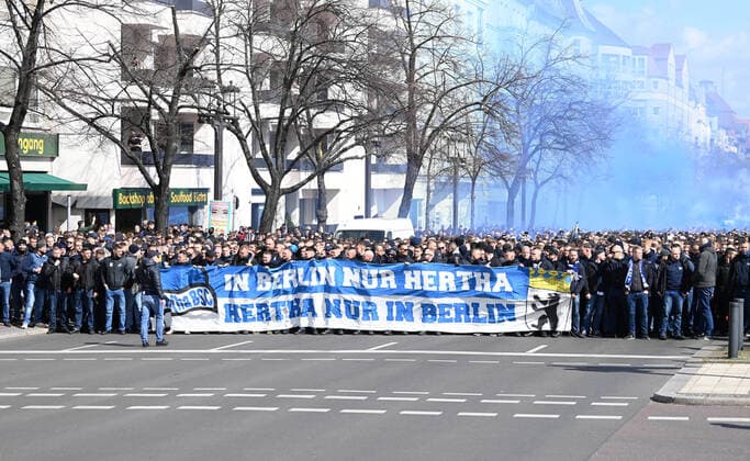 Football, men, 1 Bundesliga, season 2021 22, 29 matchday , Hertha BSC 1 FC Union Berlin, fans of Hertha march across Kaiserdamm, 09 04 2022, Copyright: xMatthiasxKochx