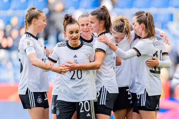 Cheering for the 1 0 of Lena Sophie Oberdorf Germany, 6 Giulia Gwinn Germany, 15 Lina Magull Germany, 20 GER, Germany vs Portugal, Football, Women World Cup Qualification, 09 04 2022, Germany vs Portugal, Women Germany vs Portugal, Football, Women World Cup Qualification, 09 04 2022, Germany vs Portugal Bielefeld Copyright: xEibner-Pressefoto BahhoxKarax EP_BKA