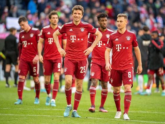Bayern players celebrate with the 75 000 fans in the stadium, Benjamin Pavard FC Bayern Muenchen, 05 , Leon Goretzka FC Bayern Muenchen, 08 , Thomas Mueller FC Bayern Muenchen, 25 , Kingsley Coman FC Bayern Muenchen, 11 , Joshua Kimmich FC Bayern Muenchen, 06 , GER, FC Bayern Muenchen vs FC Augsburg, Football, Bundesliga, 29 Spieltag, Spielzeit 2021 2022, 09 04 2022, DFB DFL regulations prohibit any use of photographs as image sequences and or quasi video , GER, FC Bayern Muenchen vs FC Augsburg, Football, Bundesliga, 29 Spieltag, Spielzeit 2021 2022, 09 04 2022 Muenchen Copyright: xEibner-Pressefoto SaschaxWaltherx EP_EER