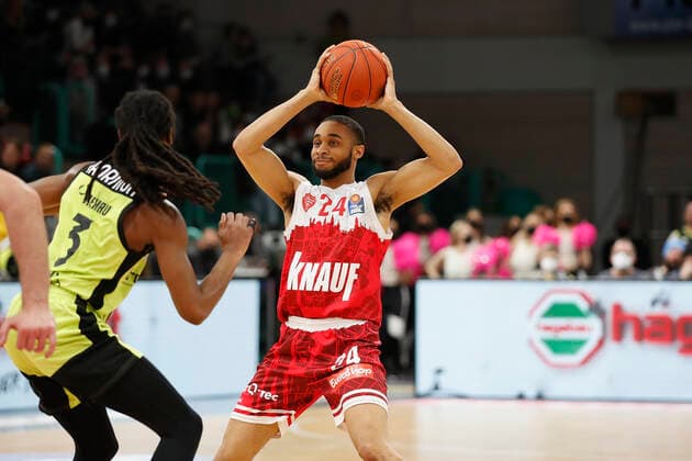 09 04 2022, medi Bayreuth vs s Oliver Wuerzburg, easyCredit BBL, 29 matchday, GER, Bayreuth, Oberfrankenhalle, In picture from left Marcus Thornton medi bayreuth vs Cameron Hunt s Oliver Wuerzburg Copyright: HMBxMedia xJulienxBecker