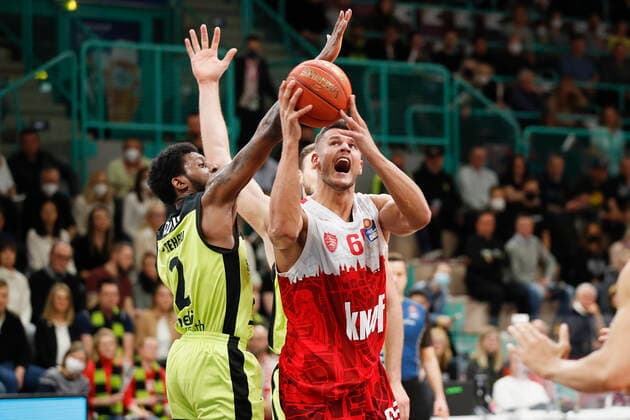 09 04 2022, medi Bayreuth vs s Oliver Wuerzburg, easyCredit BBL, 29 matchday, GER, Bayreuth, Oberfrankenhalle, In picture from left Sacar Anim medi bayreuth vs Filip Stanic s Oliver Wuerzburg Copyright: HMBxMedia xJulienxBecker