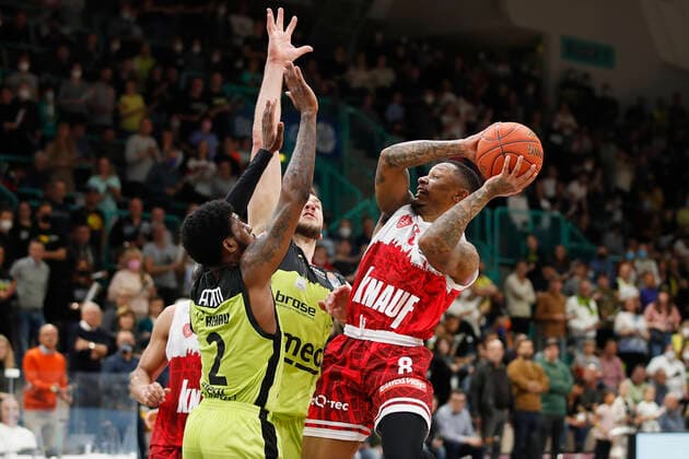 09 04 2022, medi Bayreuth vs s Oliver Wuerzburg, easyCredit BBL, 29 matchday, GER, Bayreuth, Oberfrankenhalle, In picture from left Sacar Anim medi bayreuth , Martynas Sajus medi bayreuth and Charles Callison s Oliver Wuerzburg Copyright: HMBxMedia xJulienxBecker