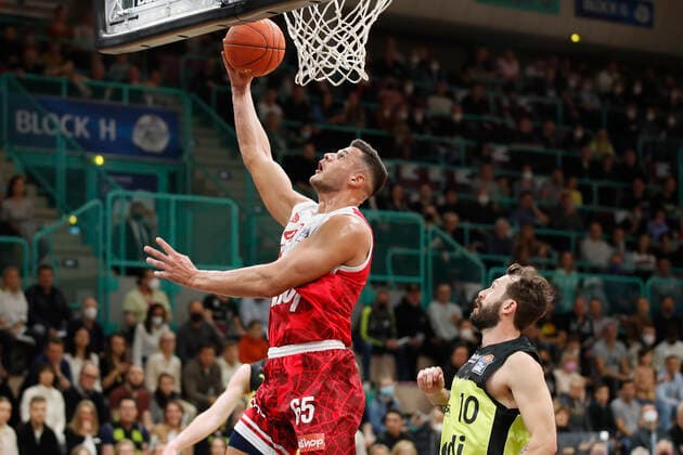 09 04 2022, medi Bayreuth vs s Oliver Wuerzburg, easyCredit BBL, 29 matchday, GER, Bayreuth, Oberfrankenhalle, In picture from left Filip Stanic s Oliver Wuerzburg vs Bastian Doreth medi bayreuth Copyright: HMBxMedia xJulienxBecker