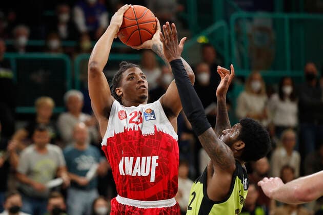 09 04 2022, medi Bayreuth vs s Oliver Wuerzburg, easyCredit BBL, 29 matchday, GER, Bayreuth, Oberfrankenhalle, In picture from left Desi Rodriguez s Oliver Wuerzburg vs Sacar Anim medi bayreuth Copyright: HMBxMedia xJulienxBecker