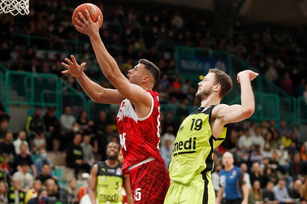 09 04 2022, medi Bayreuth vs s Oliver Wuerzburg, easyCredit BBL, 29 matchday, GER, Bayreuth, Oberfrankenhalle, In picture from left Filip Stanic s Oliver Wuerzburg vs Martynas Sajus medi bayreuth Copyright: HMBxMedia xJulienxBecker
