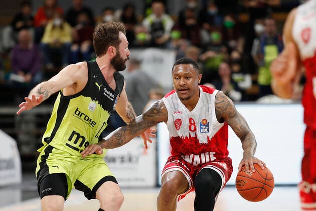 09 04 2022, medi Bayreuth vs s Oliver Wuerzburg, easyCredit BBL, 29 matchday, GER, Bayreuth, Oberfrankenhalle, In picture from left Bastian Doreth medi bayreuth vs Charles Callison s Oliver Wuerzburg Copyright: HMBxMedia xJulienxBecker