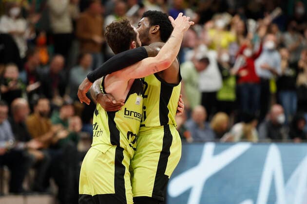 09 04 2022, medi Bayreuth vs s Oliver Wuerzburg, easyCredit BBL, 29 Matchday, GER, Bayreuth, Oberfrankenhalle, In the picture jubilation after the buzzerbeater with f li Bastian Doreth medi bayreuth and Sacar Anim medi bayreuth Copyright: HMBxMedia xJulienxBecker