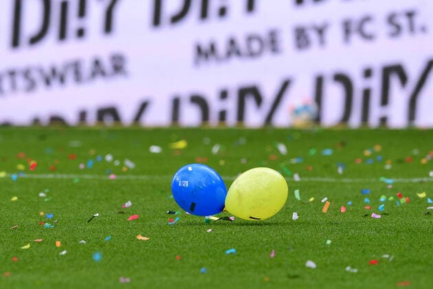Sport Themen der Woche KW14 Fussball I Herren I 2.Bundesliga l FC St. Pauli - SV Werder Bremen I 29.Spieltag I Saison 2021-2022 I St. Pauli I 09.04.2022 I Luftballons in Ukraine Farben , Sportplatz : Millerntor Stadion, St.Pauli Hamburg Deutschland *** Football I Men I 2 Bundesliga l FC St Pauli SV Werder Bremen I 29 Matchday I Season 2021 2022 I St Pauli I 09 04 2022 I Balloons in Ukraine colors , Sportplatz Millerntor Stadion, St Pauli Hamburg Germany