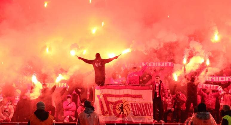 Pyrotechnics, Bengalos, fireworks in the Unionfanblock sports football soccer DFL Bundesliga men season 2021 2022 09 04 2022 Hertha BSC Berlin vs 1 FC Union Berlin FCU derby city duel