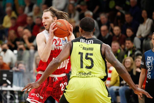 09 04 2022, medi Bayreuth vs s Oliver Wuerzburg, easyCredit BBL, 29 matchday, GER, Bayreuth, Oberfrankenhalle, In picture from left Craig Moller s Oliver Wuerzburg vs Terry Allen medi bayreuth Copyright: HMBxMedia xJulienxBecker
