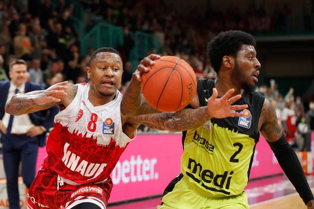 09 04 2022, medi Bayreuth vs s Oliver Wuerzburg, easyCredit BBL, 29 matchday, GER, Bayreuth, Oberfrankenhalle, In picture Charles Callison s Oliver Wuerzburg vs Sacar Anim medi bayreuth. Copyright: HMBxMedia xJulienxBecker